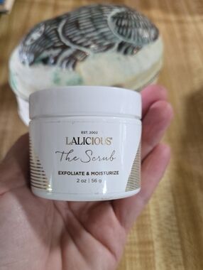 LALICIOUS The Scrub Exfoliate & Moisturize - White